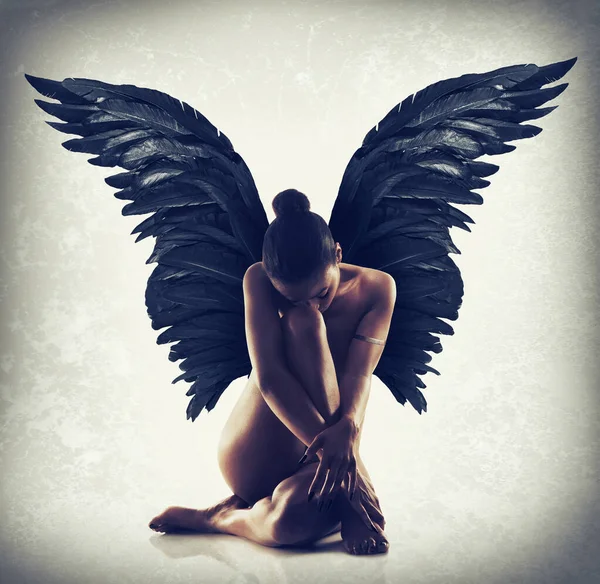 Gelassenheit in der Stille. Aufnahme einer nackten Frau mit hinter ihrem Rücken ausgebreiteten Flügeln. — Stockfoto