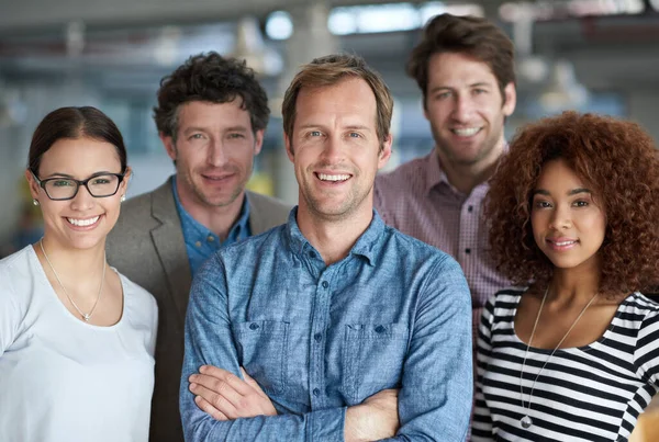 Verscheidene geesten voor sterke zaken. Een diverse groep creatieve professionals die positief naar de camera kijken. — Stockfoto