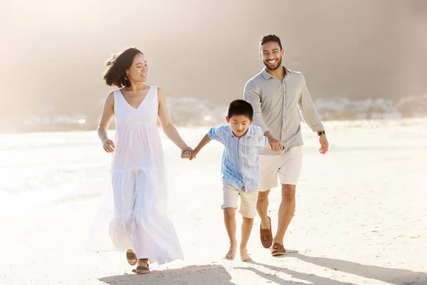 A praia é sempre divertida. Filmagem completa de uma família diversa feliz de três na praia. — Fotografia de Stock