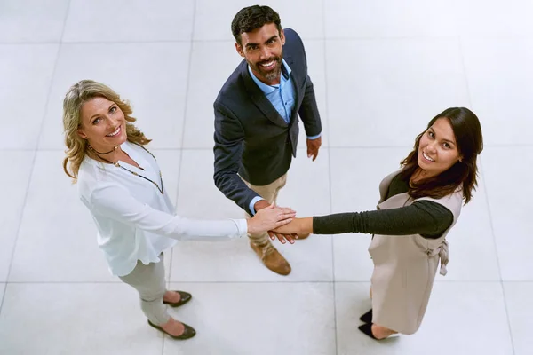 Teamwork is een belangrijk onderdeel van ons zakelijk succes. Portret van een groep zakenmensen die de handen ineenslaan in eenheid. — Stockfoto