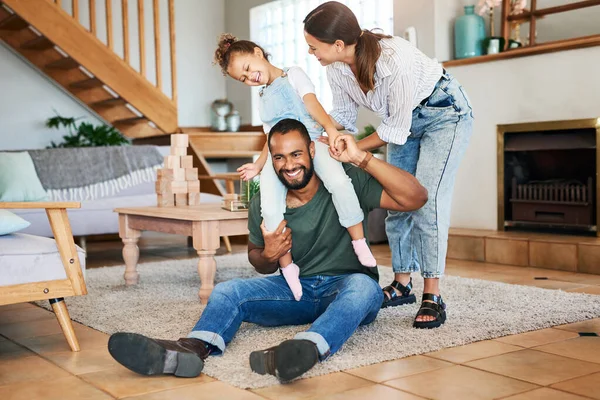 Shell onthoudt altijd deze leuke tijden. Shot van een gelukkig gezin plezier hebben terwijl samen ontspannen thuis. — Stockfoto