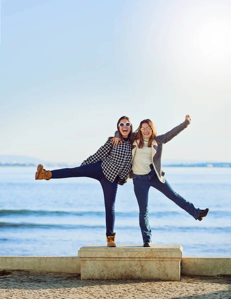 De zee en mijn bestie. Full length portret van twee aantrekkelijke jonge vrouwen besteden een dag door de oceaan. — Stockfoto