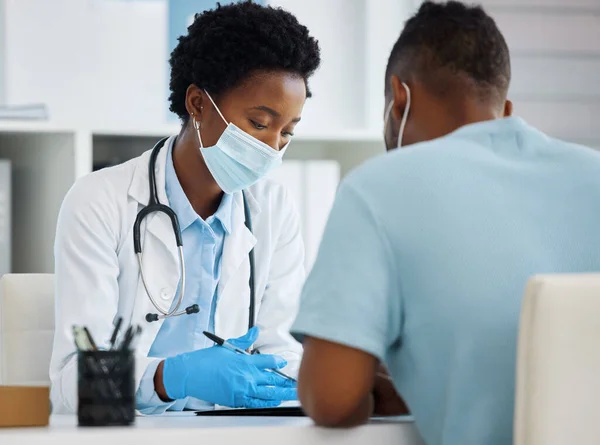 Vedo che l'hai scritto. Foto di un medico che fa una consultazione con un paziente. — Foto Stock