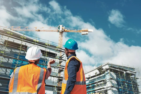 Su reputación está a punto de subir el techo. Fotografía de un joven y una joven evaluando el progreso del edificio en una obra de construcción. — Foto de Stock