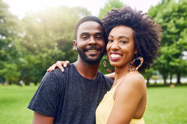 Sois ensemble pour toujours. Portrait recadré d'un jeune couple affectueux passant du temps ensemble dans le parc. — Photo