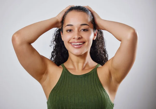 Sono i tuoi capelli, prenditene cura. Colpo ritagliato di una donna che tocca i capelli bagnati su uno sfondo grigio. — Foto Stock