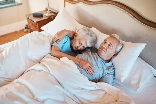 Il me tient jusqu'à ce que je m'endorme. Plan recadré d'un couple de personnes âgées affectueuses se câlinant pendant qu'elles dorment au lit dans une maison de soins infirmiers. — Photo