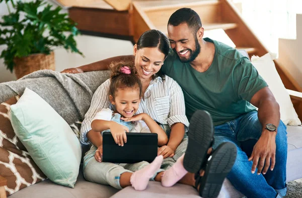 Делиться в самой милой связи. Съемка счастливой семьи с помощью цифрового планшета вместе дома. — стоковое фото