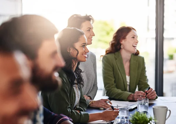 Sie lassen den Erfolg so einfach aussehen. Aufnahme einer Gruppe von Kollegen bei einem Büro-Meeting. — Stockfoto