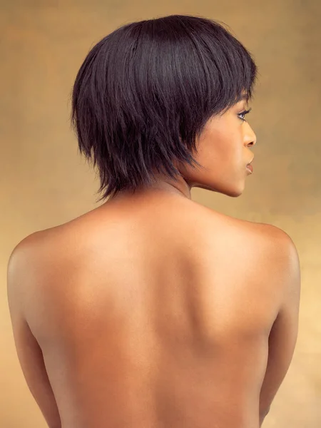 Perfezione di tutto il corpo. Reearview studio girato di una bella giovane donna su uno sfondo marrone. — Foto Stock