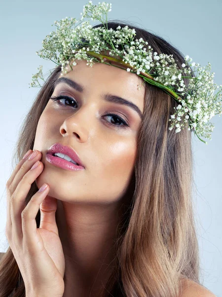 Foto Estudio Una Hermosa Mujer Joven Con Una Corona Floral —  Fotos de Stock