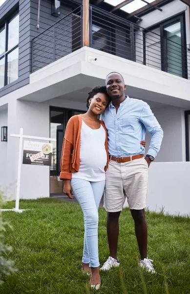 A nossa primeira casa a encher-se de tanta alegria. Retrato de um jovem casal em pé fora de sua nova casa. — Fotografia de Stock