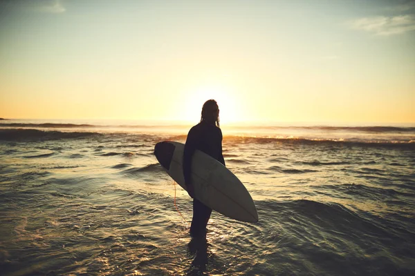 Bütün bu vitamin denizinin faydalarını görmeliyim. Plajda sörf tahtası taşıyan genç bir adamın fotoğrafı.. — Stok fotoğraf