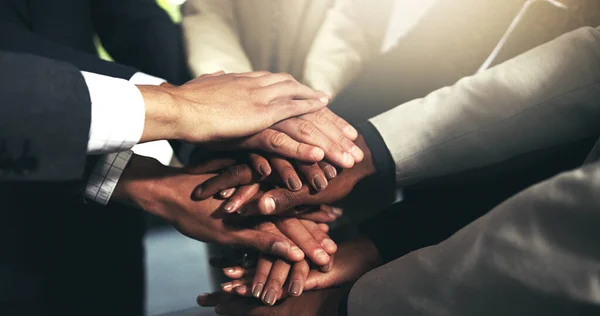 Gemeinsam ist, wie gut das Beste zu erreichen. Nahaufnahme einer Gruppe nicht identifizierbarer Geschäftsleute, die sich in einem Gedränge an ihren Händen festhalten. — Stockfoto