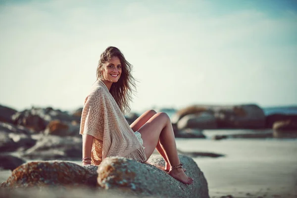 As ondas do mar ajudam-me a voltar para mim. Tiro de uma jovem mulher atraente passar um dia na praia. — Fotografia de Stock