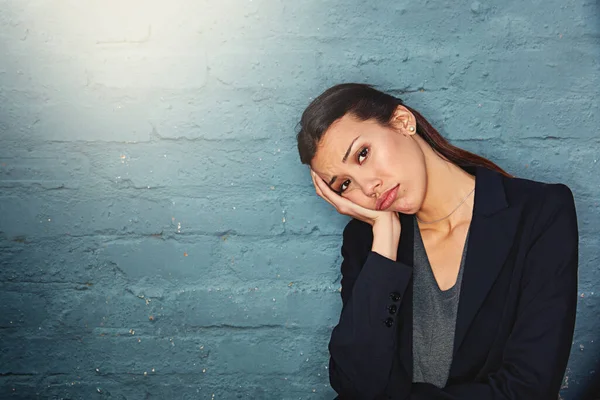 Zu gestresst, nicht verhandlungsfähig. Porträt einer überarbeiteten Geschäftsfrau, die vor einer Ziegelwand posiert. — Stockfoto