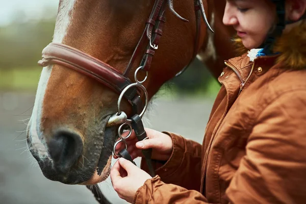 Det finns ingen bra anledning att inte rida. Skjuten av en tonåring som förbereder sig för att rida sin ponny på en gård. — Stockfoto