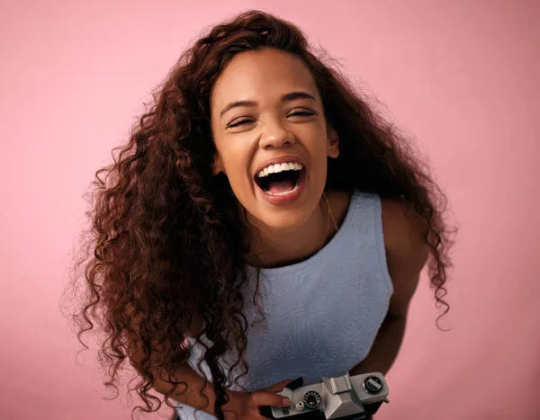 무엇이 당신을 행복하게 하는지 찾아서 그것에고 착 하 십시오. 스튜디오에서 한 젊은 여자가 카메라를 들고 웃고 있는 모습. — 스톡 사진