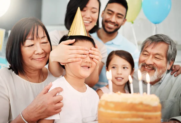 Każdy wiek może być czarujący, pod warunkiem, że w nim mieszkasz. Zdjęcie chłopca zakrywającego oczy na przyjęciu urodzinowym w domu. — Zdjęcie stockowe
