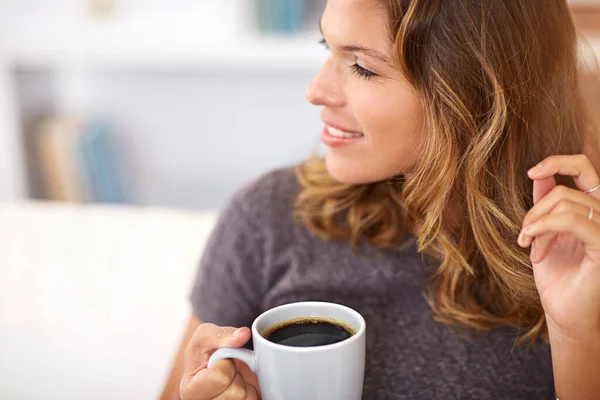 커피에 대한 생각 · · ·. 집에서 커피를 마시고 있는 젊은 여자의 사진. — 스톡 사진