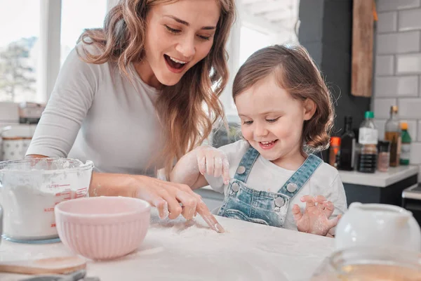 Vous, en tant que cuisinier, devez apporter l'âme à une recette. Tourné d'une mère et sa fille qui cuisinent dans la cuisine à la maison. — Photo