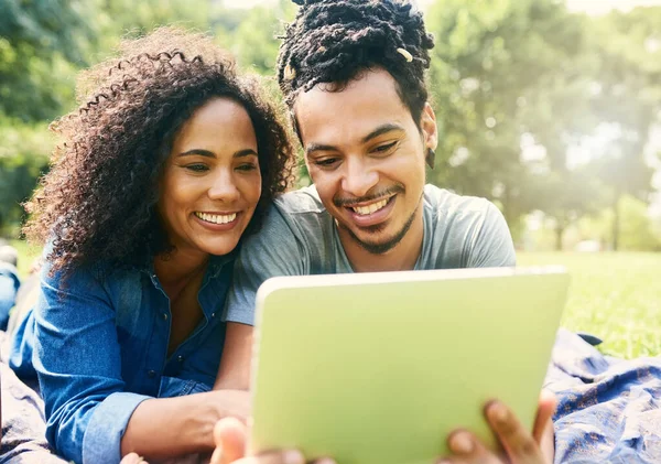 Fare coppia di connessioni con un po 'di connettività. Foto ritagliata di una giovane bella coppia che trascorre la giornata in un parco pubblico. — Foto Stock