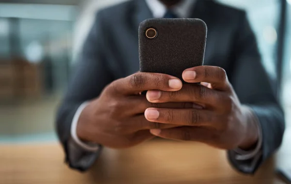 Gli SMS sono il mio cardiofrequenzimetro. Foto ritagliata di un uomo d'affari irriconoscibile che usa un cellulare in un ufficio. — Foto Stock