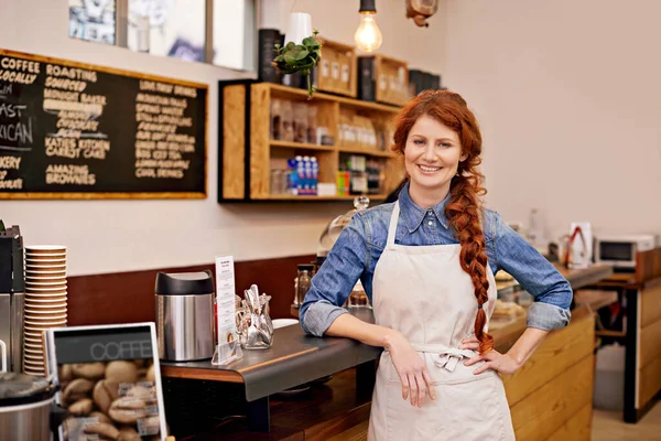 Je bent hier altijd welkom. Portret van een aantrekkelijke barista op het werk. — Stockfoto