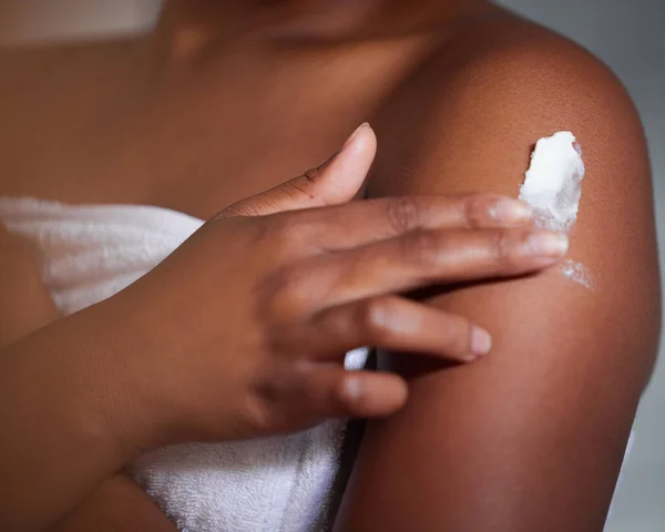 Brist på fukt är det första steget till skadad hud. Skjuten av en kvinna som applicerar lotion på sin kropp. — Stockfoto