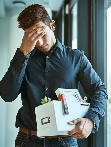 Dit kan mij niet overkomen. Schot van een ongelukkige zakenman die zijn doos met bezittingen vasthield nadat hij ontslagen was uit zijn werk.. — Stockfoto