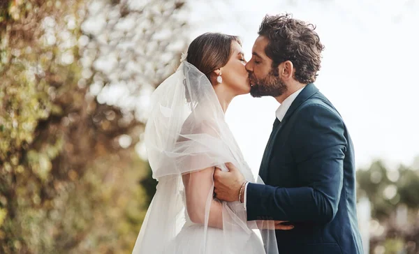 Temos a mais bela história de amor. Tiro de um jovem casal beijando em seu dia do casamento. — Fotografia de Stock