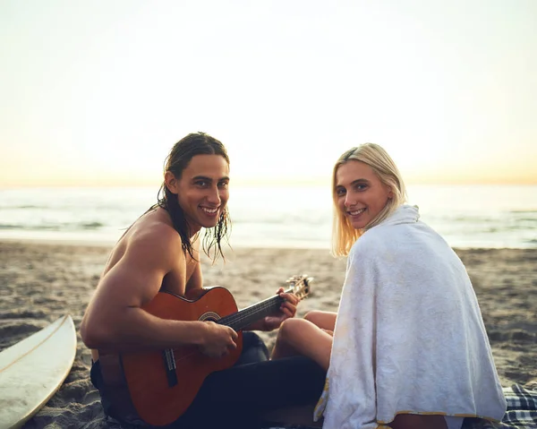 Ci rendiamo felici a vicenda. Ritratto retrovisore di una giovane coppia sorridente durante il loro appuntamento in spiaggia al tramonto. — Foto Stock