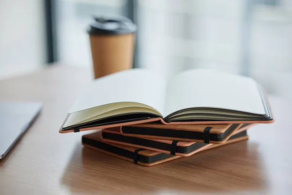 Las metas deben ser escritas. El tiro de la pila de los libros en la mesa en la oficina moderna. — Foto de Stock