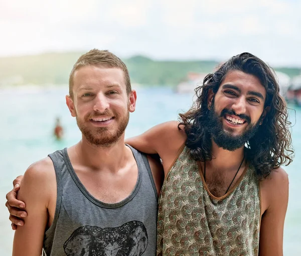 Bros Tag am Strand. Porträt zweier männlicher Freunde, die im Urlaub einen Tag am Strand genießen. — Stockfoto