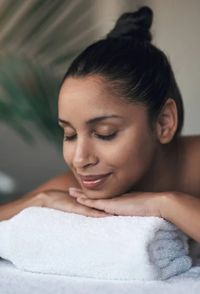 Rust goed uit en je energie zal hersteld worden. Opname van een jonge vrouw liggend op een massagebed in een spa. — Stockfoto