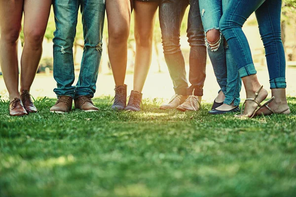 Estilo de verano. Recorte de un grupo de jóvenes con estilo de pie juntos fuera. —  Fotos de Stock