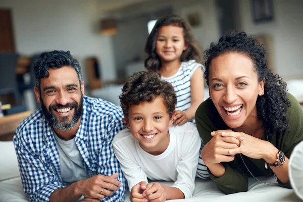 O tempo de qualidade fortalece seu vínculo familiar. Retrato de uma família feliz se unindo em casa. — Fotografia de Stock