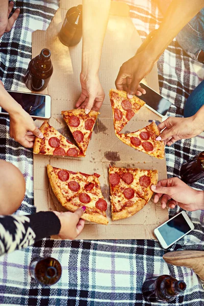 좋은 음식, 좋은 친구들, 영광 스러운 시간입니다. 피크닉을 하고 있는 친구들 이 피자를 먹는 장면이 걸려 있다. — 스톡 사진