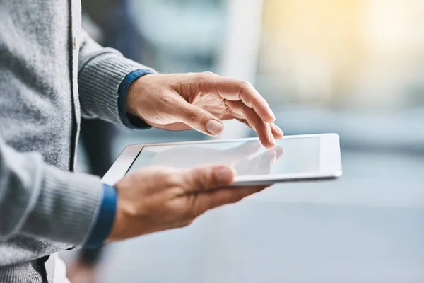 Lleva tu negocio al siguiente nivel a través del mundo en línea. Primer plano de un hombre de negocios irreconocible usando una tableta digital en una oficina. — Foto de Stock