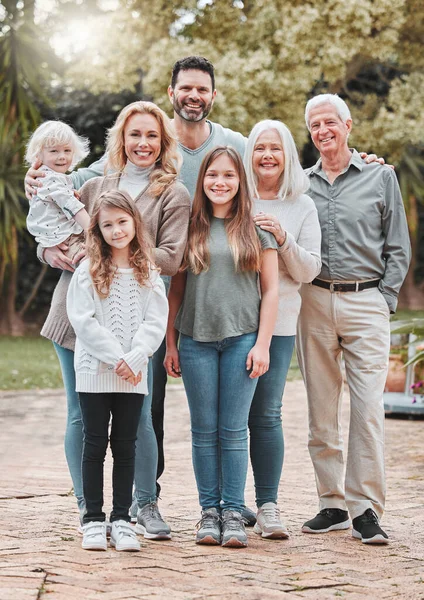 Je to taková upjatá rodina. Zastřelen multigenerační rodinou, která stojí vedle sebe. — Stock fotografie