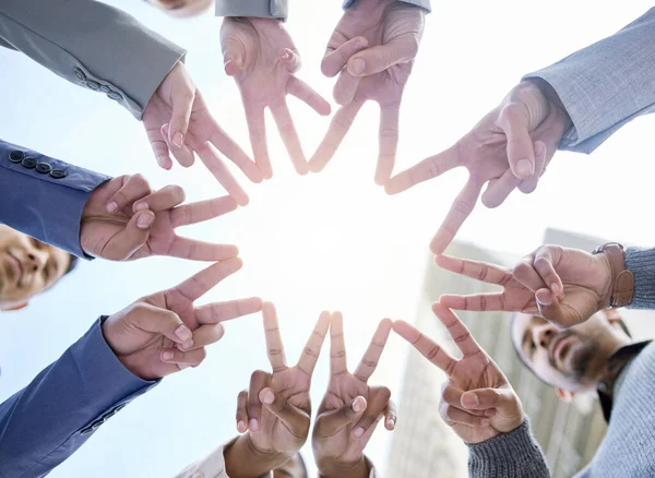 Λάμπει μαζί. Shot of a group of unrecognizable businesspeople κάνοντας ένα σχήμα αστέρι με τα χέρια τους. — Φωτογραφία Αρχείου