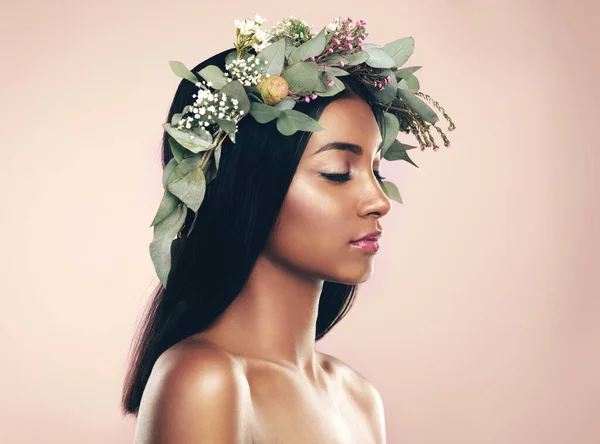 Revelação em beleza natural. Estúdio tiro de uma bela jovem mulher vestindo uma coroa de flores enquanto posando com os olhos fechados contra um fundo rosa. — Fotografia de Stock