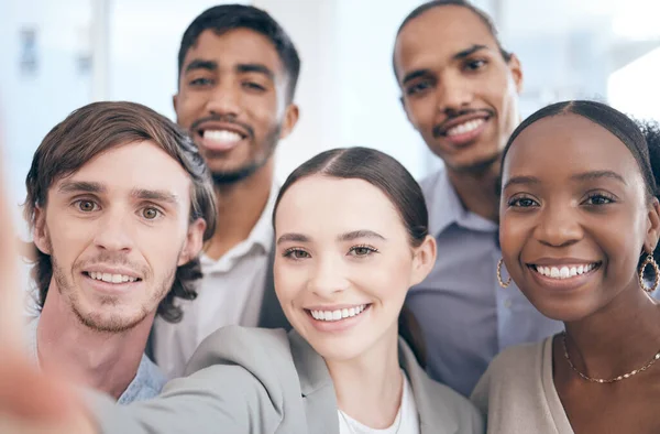 Je glimlach fleurt iemands dag op. Opname van een groep zakenmensen die een selfie maken op het werk. — Stockfoto