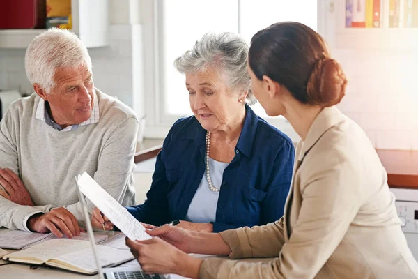 É importante saber o que você quer fora da aposentadoria. Foto recortada de um casal sênior recebendo conselhos de seu consultor financeiro. — Fotografia de Stock