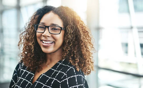 Se ci lavori, lo otterrai. Ritratto ritagliato di una giovane donna d'affari attraente sorridente mentre in piedi in un ufficio moderno. — Foto Stock