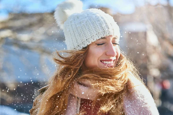 A incrível sensação de neve em seu rosto. Tiro de uma jovem mulher atraente gostando de estar na neve. — Fotografia de Stock