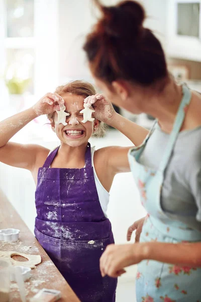 Hou je van mijn bril, hoe beter om mee te koken. Foto van een moeder en dochter die thuis eten bereiden in de keuken. — Stockfoto