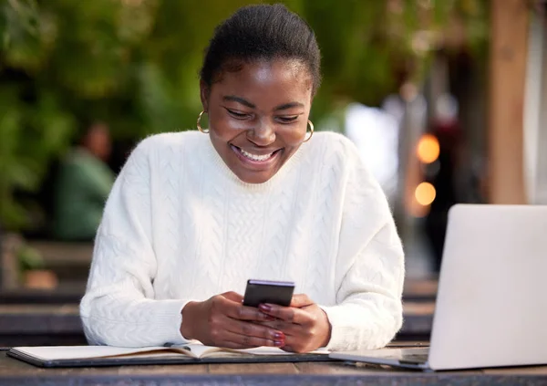 Todos os aplicativos que um estudante poderia querer. Tiro de uma jovem mulher usando um smartphone enquanto estudava em um café. — Fotografia de Stock