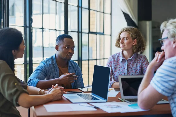 Os melhores negócios têm o melhor talento. Tiro de um grupo diversificado de empresários que têm uma reunião em um escritório moderno. — Fotografia de Stock