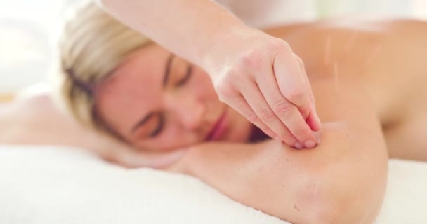 Mano Del Massaggiatore Inserendo Ago Agopuntura Giovane Donna Godendo Massaggio — Video Stock